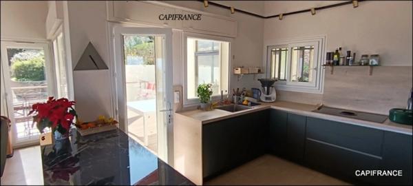 EXCEPTIONNEL! Maison individuelle rénovée vue mer avec terrasse sur 5 000 m² à Hyères (83) double garage