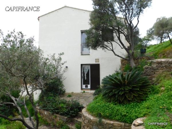 EXCEPTIONNEL! Maison individuelle rénovée vue mer avec terrasse sur 5 000 m² à Hyères (83) double garage