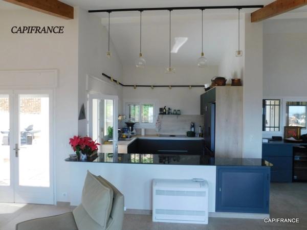 EXCEPTIONNEL! Maison individuelle rénovée vue mer avec terrasse sur 5 000 m² à Hyères (83) double garage