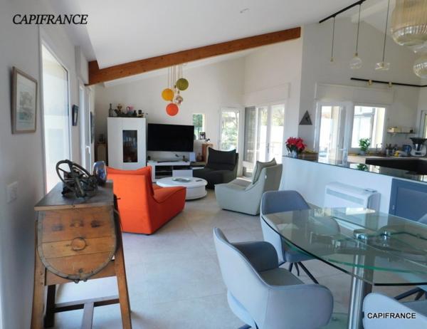 EXCEPTIONNEL! Maison individuelle rénovée vue mer avec terrasse sur 5 000 m² à Hyères (83) double garage