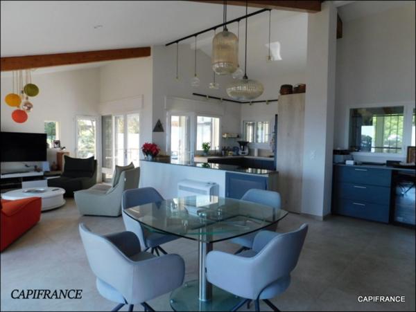 EXCEPTIONNEL! Maison individuelle rénovée vue mer avec terrasse sur 5 000 m² à Hyères (83) double garage