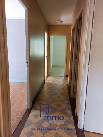 Maison T7/8 sur terrain de 2100 m² de terrain proche commerces.