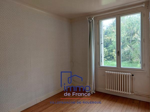 Maison T7/8 sur terrain de 2100 m² de terrain proche commerces.