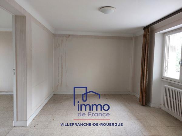 Maison T7/8 sur terrain de 2100 m² de terrain proche commerces.