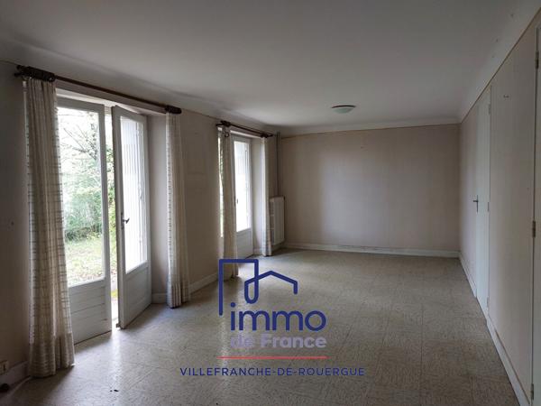 Maison T7/8 sur terrain de 2100 m² de terrain proche commerces.