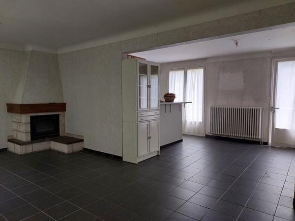 Maison T7/8 sur terrain de 2100 m² de terrain proche commerces.