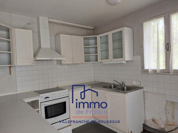 Maison T7/8 sur terrain de 2100 m² de terrain proche commerces.