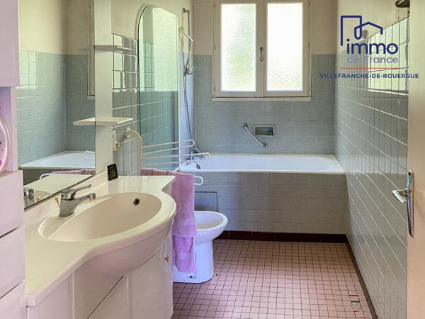 Maison T7/8 sur terrain de 2100 m² de terrain proche commerces.