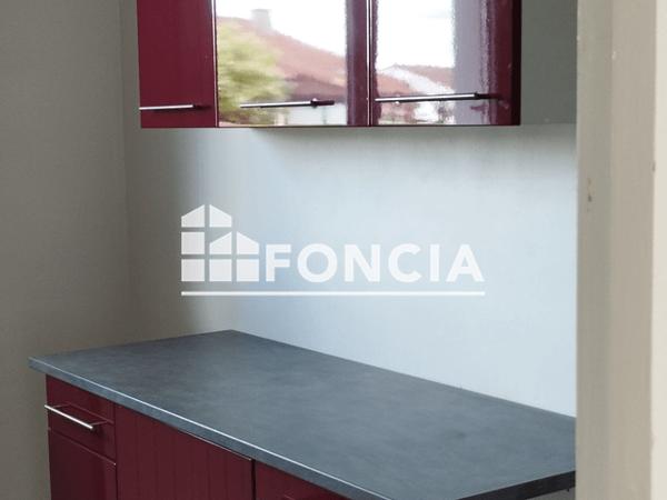 Location Maison 5 pièces 83.38 m² - 17 RUE DU STADE Chasseneuil Du Poitou 86360