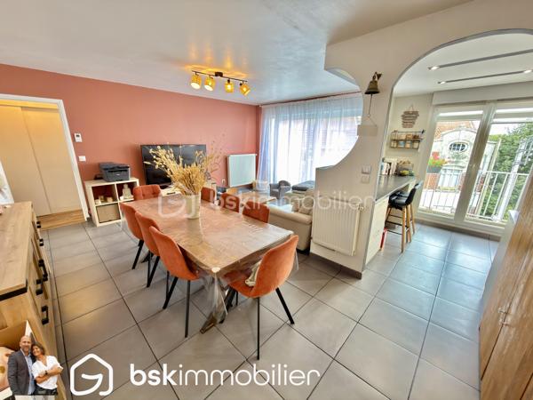 Découvrez ce bel appartement entièrement rénové de 62m2, idéalement situé en plein centre-ville de Carvin, à proximité immédiate de toutes les commodités.

Il se compose d’une entrée, d’un WC séparé et d’un vaste séjour lumineux de plus de 36 m² avec cuisine équipée. Cet agréable espace de vie s’ouvre sur un balcon de 5 m².

L’espace nuit comprend deux chambres dotées de placards intégrés, ainsi qu’une salle d’eau moderne avec douche à l’italienne.

Situé dans une résidence calme avec portail sécurisé, l’appartement bénéficie de menuiseries en PVC double vitrage et de volets roulants électriques.

Les atouts :

- Appartement entièrement rénové
- Grande pièce de vie lumineuse avec cuisine équipée
- Deux chambres avec rangements intégrés
- Balcon de 5 m²
- Douche à l’italienne
- Résidence calme et sécurisée
- Double vitrage et volets roulants électriques
- Une place de parking sécurisé
- Emplacement central, proche de toutes les commodités

Un appartement confortable, fonctionnel et prêt à accueillir ses nouveaux occupants. À découvrir rapidement !

VISITE VIRTUEL SUR DEMANDE