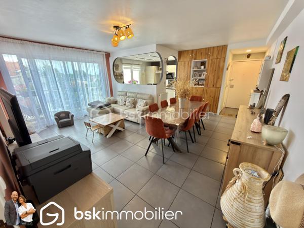 Découvrez ce bel appartement entièrement rénové de 62m2, idéalement situé en plein centre-ville de Carvin, à proximité immédiate de toutes les commodités.

Il se compose d’une entrée, d’un WC séparé et d’un vaste séjour lumineux de plus de 36 m² avec cuisine équipée. Cet agréable espace de vie s’ouvre sur un balcon de 5 m².

L’espace nuit comprend deux chambres dotées de placards intégrés, ainsi qu’une salle d’eau moderne avec douche à l’italienne.

Situé dans une résidence calme avec portail sécurisé, l’appartement bénéficie de menuiseries en PVC double vitrage et de volets roulants électriques.

Les atouts :

- Appartement entièrement rénové
- Grande pièce de vie lumineuse avec cuisine équipée
- Deux chambres avec rangements intégrés
- Balcon de 5 m²
- Douche à l’italienne
- Résidence calme et sécurisée
- Double vitrage et volets roulants électriques
- Une place de parking sécurisé
- Emplacement central, proche de toutes les commodités

Un appartement confortable, fonctionnel et prêt à accueillir ses nouveaux occupants. À découvrir rapidement !

VISITE VIRTUEL SUR DEMANDE