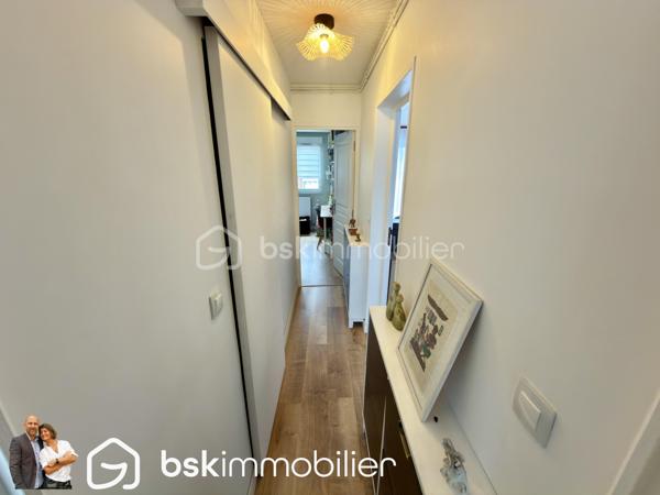 Découvrez ce bel appartement entièrement rénové de 62m2, idéalement situé en plein centre-ville de Carvin, à proximité immédiate de toutes les commodités.

Il se compose d’une entrée, d’un WC séparé et d’un vaste séjour lumineux de plus de 36 m² avec cuisine équipée. Cet agréable espace de vie s’ouvre sur un balcon de 5 m².

L’espace nuit comprend deux chambres dotées de placards intégrés, ainsi qu’une salle d’eau moderne avec douche à l’italienne.

Situé dans une résidence calme avec portail sécurisé, l’appartement bénéficie de menuiseries en PVC double vitrage et de volets roulants électriques.

Les atouts :

- Appartement entièrement rénové
- Grande pièce de vie lumineuse avec cuisine équipée
- Deux chambres avec rangements intégrés
- Balcon de 5 m²
- Douche à l’italienne
- Résidence calme et sécurisée
- Double vitrage et volets roulants électriques
- Une place de parking sécurisé
- Emplacement central, proche de toutes les commodités

Un appartement confortable, fonctionnel et prêt à accueillir ses nouveaux occupants. À découvrir rapidement !

VISITE VIRTUEL SUR DEMANDE