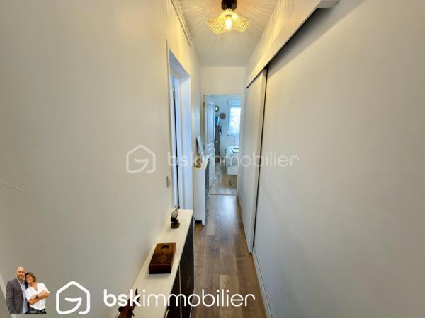Découvrez ce bel appartement entièrement rénové de 62m2, idéalement situé en plein centre-ville de Carvin, à proximité immédiate de toutes les commodités.

Il se compose d’une entrée, d’un WC séparé et d’un vaste séjour lumineux de plus de 36 m² avec cuisine équipée. Cet agréable espace de vie s’ouvre sur un balcon de 5 m².

L’espace nuit comprend deux chambres dotées de placards intégrés, ainsi qu’une salle d’eau moderne avec douche à l’italienne.

Situé dans une résidence calme avec portail sécurisé, l’appartement bénéficie de menuiseries en PVC double vitrage et de volets roulants électriques.

Les atouts :

- Appartement entièrement rénové
- Grande pièce de vie lumineuse avec cuisine équipée
- Deux chambres avec rangements intégrés
- Balcon de 5 m²
- Douche à l’italienne
- Résidence calme et sécurisée
- Double vitrage et volets roulants électriques
- Une place de parking sécurisé
- Emplacement central, proche de toutes les commodités

Un appartement confortable, fonctionnel et prêt à accueillir ses nouveaux occupants. À découvrir rapidement !

VISITE VIRTUEL SUR DEMANDE
