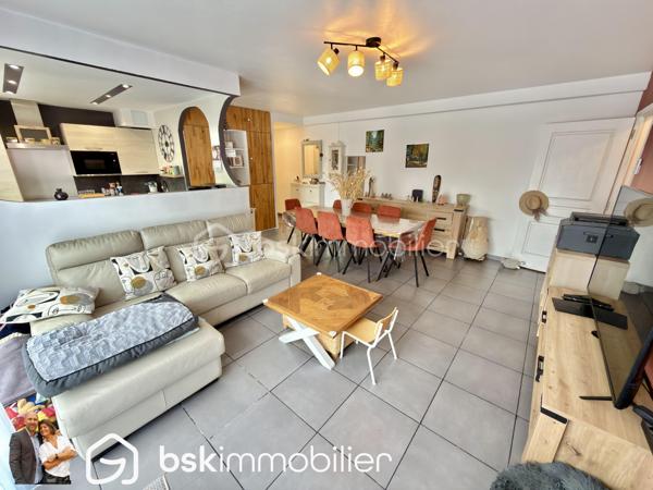 Découvrez ce bel appartement entièrement rénové de 62m2, idéalement situé en plein centre-ville de Carvin, à proximité immédiate de toutes les commodités.

Il se compose d’une entrée, d’un WC séparé et d’un vaste séjour lumineux de plus de 36 m² avec cuisine équipée. Cet agréable espace de vie s’ouvre sur un balcon de 5 m².

L’espace nuit comprend deux chambres dotées de placards intégrés, ainsi qu’une salle d’eau moderne avec douche à l’italienne.

Situé dans une résidence calme avec portail sécurisé, l’appartement bénéficie de menuiseries en PVC double vitrage et de volets roulants électriques.

Les atouts :

- Appartement entièrement rénové
- Grande pièce de vie lumineuse avec cuisine équipée
- Deux chambres avec rangements intégrés
- Balcon de 5 m²
- Douche à l’italienne
- Résidence calme et sécurisée
- Double vitrage et volets roulants électriques
- Une place de parking sécurisé
- Emplacement central, proche de toutes les commodités

Un appartement confortable, fonctionnel et prêt à accueillir ses nouveaux occupants. À découvrir rapidement !

VISITE VIRTUEL SUR DEMANDE