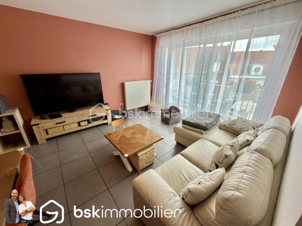 Découvrez ce bel appartement entièrement rénové de 62m2, idéalement situé en plein centre-ville de Carvin, à proximité immédiate de toutes les commodités.

Il se compose d’une entrée, d’un WC séparé et d’un vaste séjour lumineux de plus de 36 m² avec cuisine équipée. Cet agréable espace de vie s’ouvre sur un balcon de 5 m².

L’espace nuit comprend deux chambres dotées de placards intégrés, ainsi qu’une salle d’eau moderne avec douche à l’italienne.

Situé dans une résidence calme avec portail sécurisé, l’appartement bénéficie de menuiseries en PVC double vitrage et de volets roulants électriques.

Les atouts :

- Appartement entièrement rénové
- Grande pièce de vie lumineuse avec cuisine équipée
- Deux chambres avec rangements intégrés
- Balcon de 5 m²
- Douche à l’italienne
- Résidence calme et sécurisée
- Double vitrage et volets roulants électriques
- Une place de parking sécurisé
- Emplacement central, proche de toutes les commodités

Un appartement confortable, fonctionnel et prêt à accueillir ses nouveaux occupants. À découvrir rapidement !

VISITE VIRTUEL SUR DEMANDE