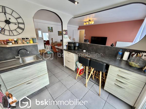 Découvrez ce bel appartement entièrement rénové de 62m2, idéalement situé en plein centre-ville de Carvin, à proximité immédiate de toutes les commodités.

Il se compose d’une entrée, d’un WC séparé et d’un vaste séjour lumineux de plus de 36 m² avec cuisine équipée. Cet agréable espace de vie s’ouvre sur un balcon de 5 m².

L’espace nuit comprend deux chambres dotées de placards intégrés, ainsi qu’une salle d’eau moderne avec douche à l’italienne.

Situé dans une résidence calme avec portail sécurisé, l’appartement bénéficie de menuiseries en PVC double vitrage et de volets roulants électriques.

Les atouts :

- Appartement entièrement rénové
- Grande pièce de vie lumineuse avec cuisine équipée
- Deux chambres avec rangements intégrés
- Balcon de 5 m²
- Douche à l’italienne
- Résidence calme et sécurisée
- Double vitrage et volets roulants électriques
- Une place de parking sécurisé
- Emplacement central, proche de toutes les commodités

Un appartement confortable, fonctionnel et prêt à accueillir ses nouveaux occupants. À découvrir rapidement !

VISITE VIRTUEL SUR DEMANDE