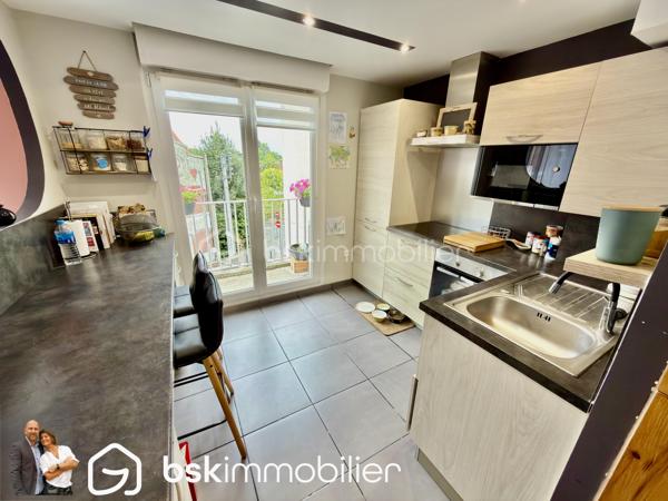 Découvrez ce bel appartement entièrement rénové de 62m2, idéalement situé en plein centre-ville de Carvin, à proximité immédiate de toutes les commodités.

Il se compose d’une entrée, d’un WC séparé et d’un vaste séjour lumineux de plus de 36 m² avec cuisine équipée. Cet agréable espace de vie s’ouvre sur un balcon de 5 m².

L’espace nuit comprend deux chambres dotées de placards intégrés, ainsi qu’une salle d’eau moderne avec douche à l’italienne.

Situé dans une résidence calme avec portail sécurisé, l’appartement bénéficie de menuiseries en PVC double vitrage et de volets roulants électriques.

Les atouts :

- Appartement entièrement rénové
- Grande pièce de vie lumineuse avec cuisine équipée
- Deux chambres avec rangements intégrés
- Balcon de 5 m²
- Douche à l’italienne
- Résidence calme et sécurisée
- Double vitrage et volets roulants électriques
- Une place de parking sécurisé
- Emplacement central, proche de toutes les commodités

Un appartement confortable, fonctionnel et prêt à accueillir ses nouveaux occupants. À découvrir rapidement !

VISITE VIRTUEL SUR DEMANDE