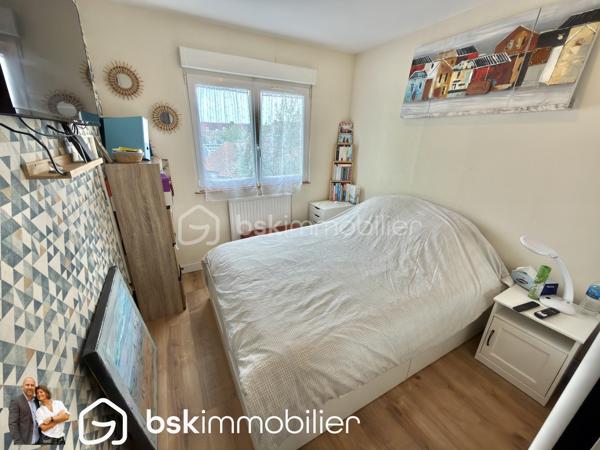 Découvrez ce bel appartement entièrement rénové de 62m2, idéalement situé en plein centre-ville de Carvin, à proximité immédiate de toutes les commodités.

Il se compose d’une entrée, d’un WC séparé et d’un vaste séjour lumineux de plus de 36 m² avec cuisine équipée. Cet agréable espace de vie s’ouvre sur un balcon de 5 m².

L’espace nuit comprend deux chambres dotées de placards intégrés, ainsi qu’une salle d’eau moderne avec douche à l’italienne.

Situé dans une résidence calme avec portail sécurisé, l’appartement bénéficie de menuiseries en PVC double vitrage et de volets roulants électriques.

Les atouts :

- Appartement entièrement rénové
- Grande pièce de vie lumineuse avec cuisine équipée
- Deux chambres avec rangements intégrés
- Balcon de 5 m²
- Douche à l’italienne
- Résidence calme et sécurisée
- Double vitrage et volets roulants électriques
- Une place de parking sécurisé
- Emplacement central, proche de toutes les commodités

Un appartement confortable, fonctionnel et prêt à accueillir ses nouveaux occupants. À découvrir rapidement !

VISITE VIRTUEL SUR DEMANDE