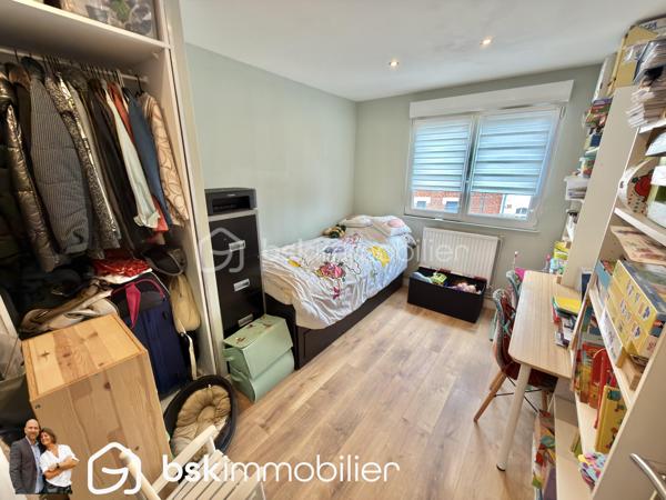 Découvrez ce bel appartement entièrement rénové de 62m2, idéalement situé en plein centre-ville de Carvin, à proximité immédiate de toutes les commodités.

Il se compose d’une entrée, d’un WC séparé et d’un vaste séjour lumineux de plus de 36 m² avec cuisine équipée. Cet agréable espace de vie s’ouvre sur un balcon de 5 m².

L’espace nuit comprend deux chambres dotées de placards intégrés, ainsi qu’une salle d’eau moderne avec douche à l’italienne.

Situé dans une résidence calme avec portail sécurisé, l’appartement bénéficie de menuiseries en PVC double vitrage et de volets roulants électriques.

Les atouts :

- Appartement entièrement rénové
- Grande pièce de vie lumineuse avec cuisine équipée
- Deux chambres avec rangements intégrés
- Balcon de 5 m²
- Douche à l’italienne
- Résidence calme et sécurisée
- Double vitrage et volets roulants électriques
- Une place de parking sécurisé
- Emplacement central, proche de toutes les commodités

Un appartement confortable, fonctionnel et prêt à accueillir ses nouveaux occupants. À découvrir rapidement !

VISITE VIRTUEL SUR DEMANDE