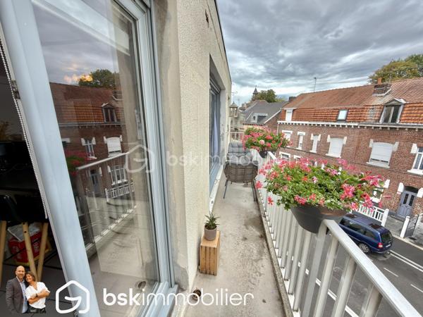 Découvrez ce bel appartement entièrement rénové de 62m2, idéalement situé en plein centre-ville de Carvin, à proximité immédiate de toutes les commodités.

Il se compose d’une entrée, d’un WC séparé et d’un vaste séjour lumineux de plus de 36 m² avec cuisine équipée. Cet agréable espace de vie s’ouvre sur un balcon de 5 m².

L’espace nuit comprend deux chambres dotées de placards intégrés, ainsi qu’une salle d’eau moderne avec douche à l’italienne.

Situé dans une résidence calme avec portail sécurisé, l’appartement bénéficie de menuiseries en PVC double vitrage et de volets roulants électriques.

Les atouts :

- Appartement entièrement rénové
- Grande pièce de vie lumineuse avec cuisine équipée
- Deux chambres avec rangements intégrés
- Balcon de 5 m²
- Douche à l’italienne
- Résidence calme et sécurisée
- Double vitrage et volets roulants électriques
- Une place de parking sécurisé
- Emplacement central, proche de toutes les commodités

Un appartement confortable, fonctionnel et prêt à accueillir ses nouveaux occupants. À découvrir rapidement !

VISITE VIRTUEL SUR DEMANDE
