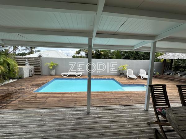 Saint-François (97118) Villa de 120m² environ sur un terrain de 500m² avec piscine.