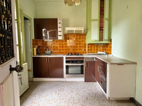 Maison à rénover sur très beau terrain de 547 m²