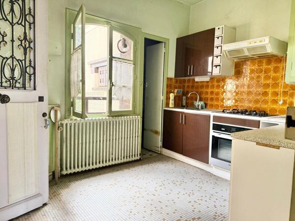 Maison à rénover sur très beau terrain de 547 m²