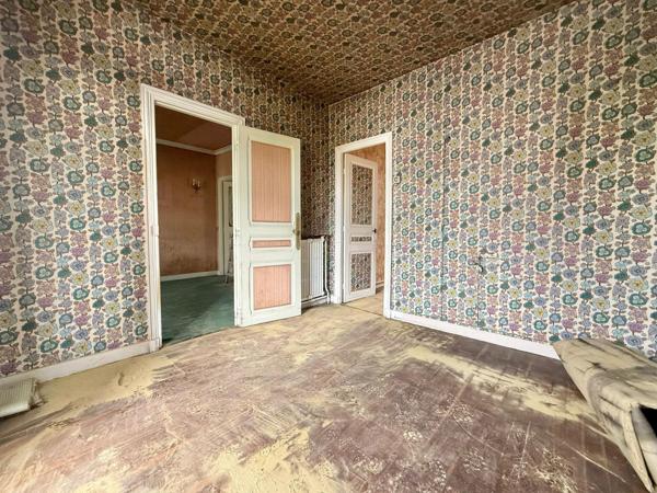 Maison à rénover sur très beau terrain de 547 m²