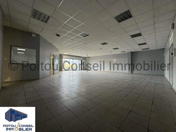 OPPORTUNITE PROXIMITE ZONE DU LECLERC LOCAL COMMERCIAL D’ENVIRON 600m2 AVEC PARKINGS ET VISIBILITE