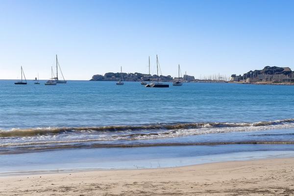 A vendre à Bandol : Charmant T2 de 2017 en rez-de-jardin, au calme, plage privée & tennis