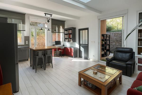 A vendre à Bandol : Charmant T2 de 2017 en rez-de-jardin, au calme, plage privée & tennis