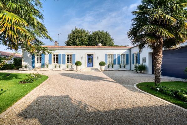 Longère à quelques minutes de La Rochelle en centre village entièrement rénovée avec goût