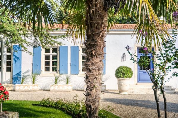 Longère à quelques minutes de La Rochelle en centre village entièrement rénovée avec goût