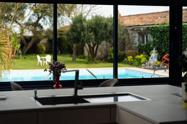 Longère à quelques minutes de La Rochelle en centre village entièrement rénovée avec goût