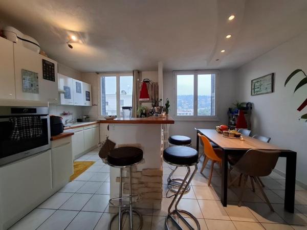 Appartement lumineux avec balcon et vue montagnes