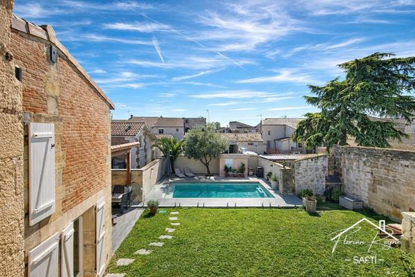 Maison de ville en pierre avec piscine au calme.