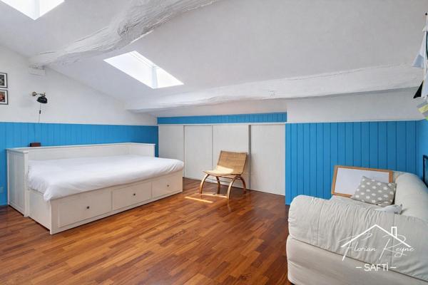 Maison de ville en pierre avec piscine au calme.