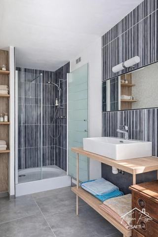 Maison de ville en pierre avec piscine au calme.