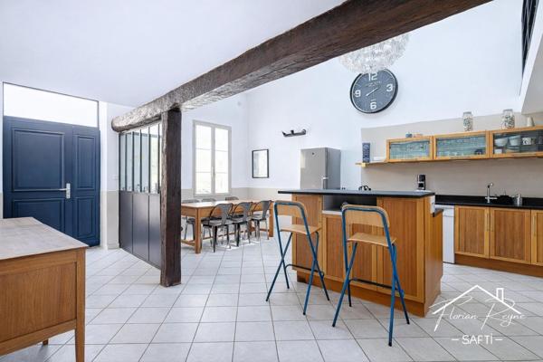 Maison de ville en pierre avec piscine au calme.