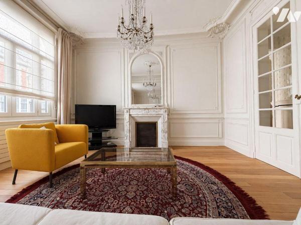 Dans l'hyper centre, à deux pas de la Basilique et des Champs-Elysées,  cette maison se disting...