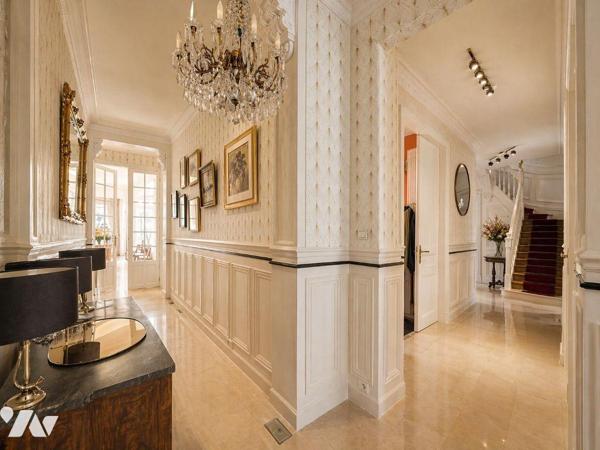 Dans l'hyper centre, à deux pas de la Basilique et des Champs-Elysées,  cette maison se disting...