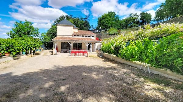 CHAUVIGNY (86)  Propriété composée de deux maisons sur environ 3,5 hectares