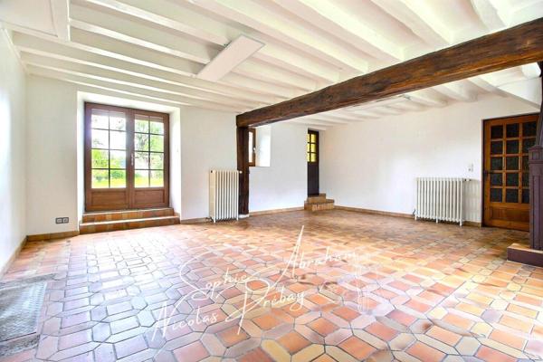 Maison en pierres avec cour et jardin