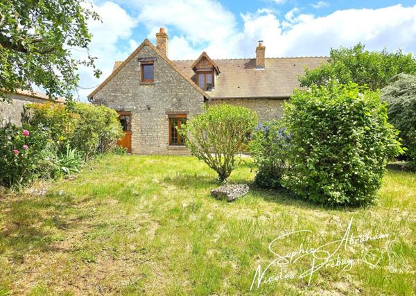 Maison en pierres avec cour et jardin