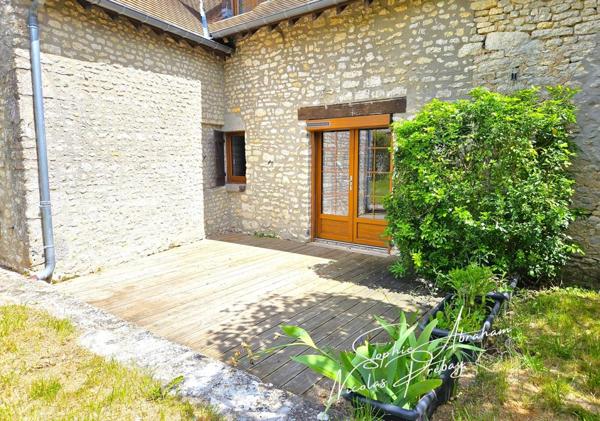 Maison en pierres avec cour et jardin