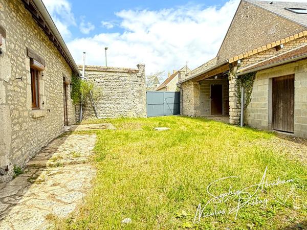 Maison en pierres avec cour et jardin