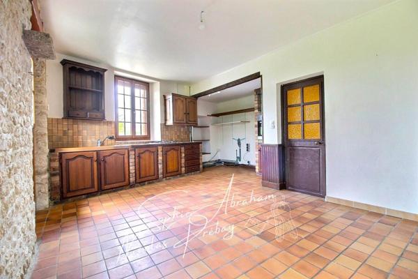 Maison en pierres avec cour et jardin