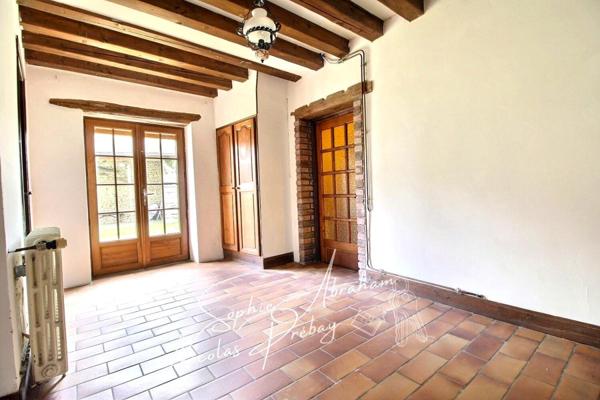 Maison en pierres avec cour et jardin