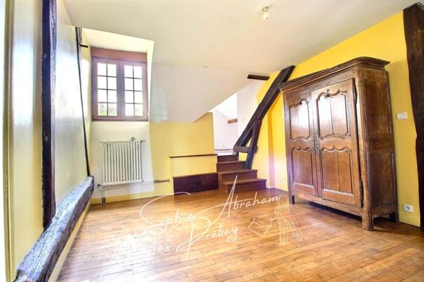 Maison en pierres avec cour et jardin