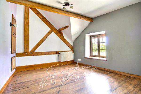 Maison en pierres avec cour et jardin